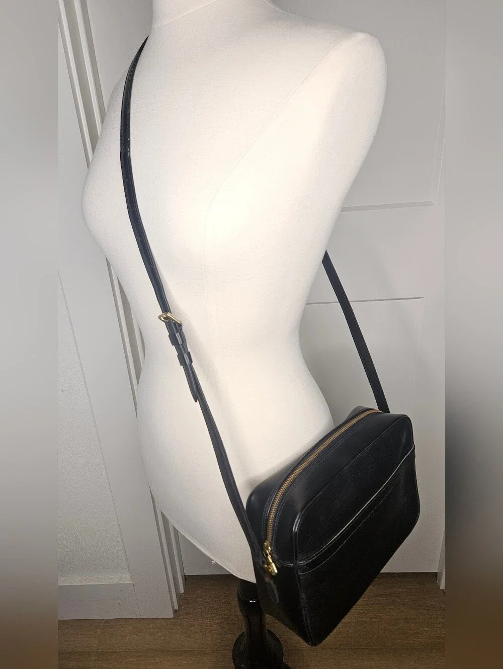Authentic Louis Vuitton Trocadéro 27 EPI Crossbody Shoulder Bag w/dustcover - Picture 4 of 16